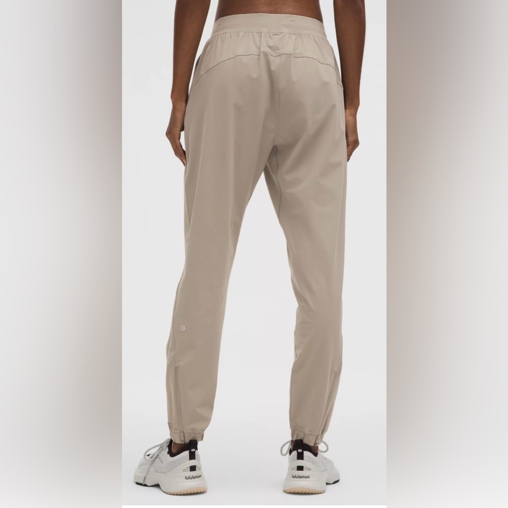 2022-lululemon high rise beige jogger size 4